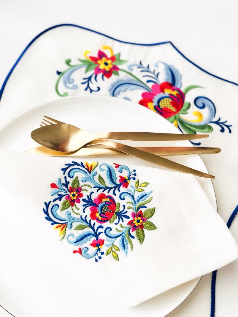 Rosemaling Pattern Cloth Napkins – Mid Century Folk Art Embroidered Napkin Set – Unique Napkins for Lunch and Dinner – 18 x 18 in.