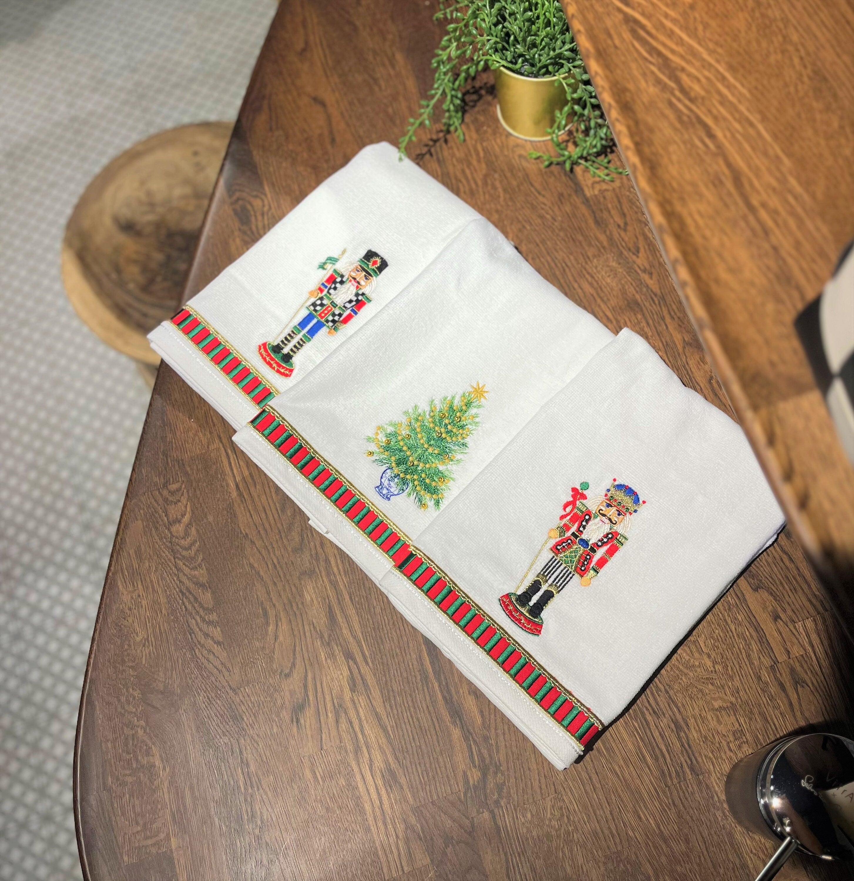 Christmas Towels for Bathroom - Towel Set for Christmas Decor - Embroidered Nutcrackers & Christmas Tree Pattern Towel Set for New Year Gift